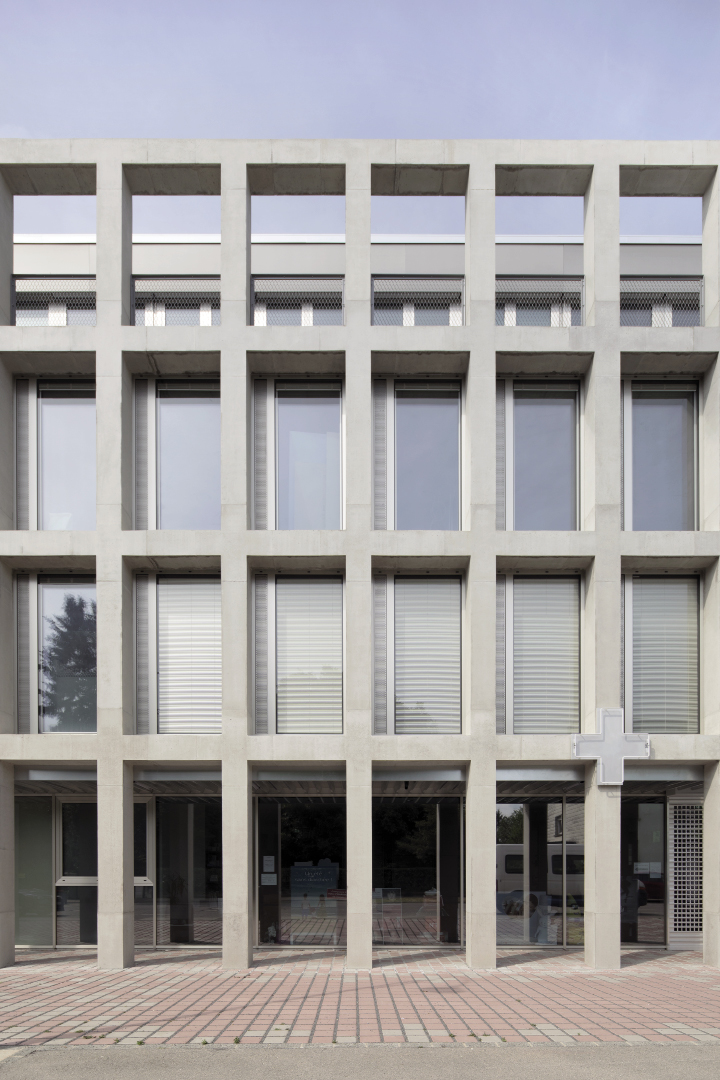 Structural facade of cast-on-site concrete / main circulation 2001 S.à R.L.