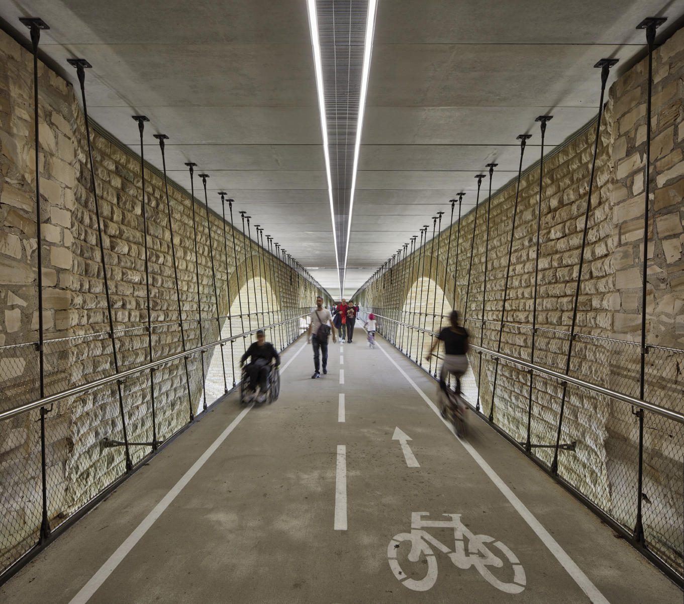 passerelle pour piétons sous le pont adolphe Lieu : Luxembourg-Ville / Photo : Lukas Huneke INCA S.à R.L. INGÉNIEURS CONSEILS ASSOCIÉS