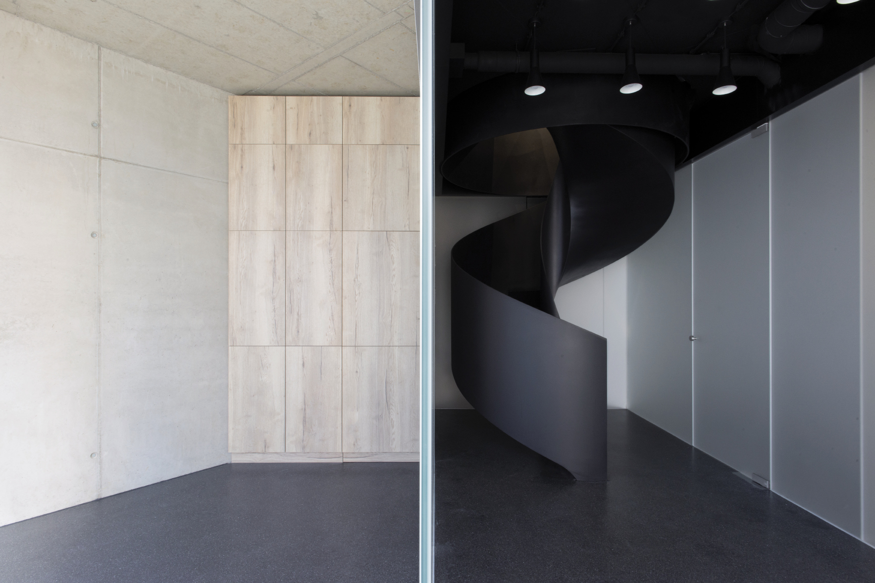 IGF interior design of real-estate offices. organization around a central void, an unprogramed space 2001 S.à R.L.
