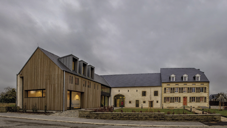 Dans les annales, la première mention de ce qui deviendra la «Ferme Dennemeyer» remonte en 1764. Alors que le corps de logis typique de l’époque de l’impératrice Marie-Thérèse date de 1816, des ajoutes et transformations ont itérativement façonné le volume bâti jusqu’au XXème siècle. Histoire maintenant prorogée par son affectation comme école de musique en conservant l’image séculaire de l’espace urbain attenant. © Laurent Blum photos JEAN PETIT ARCHITECTES S.A.