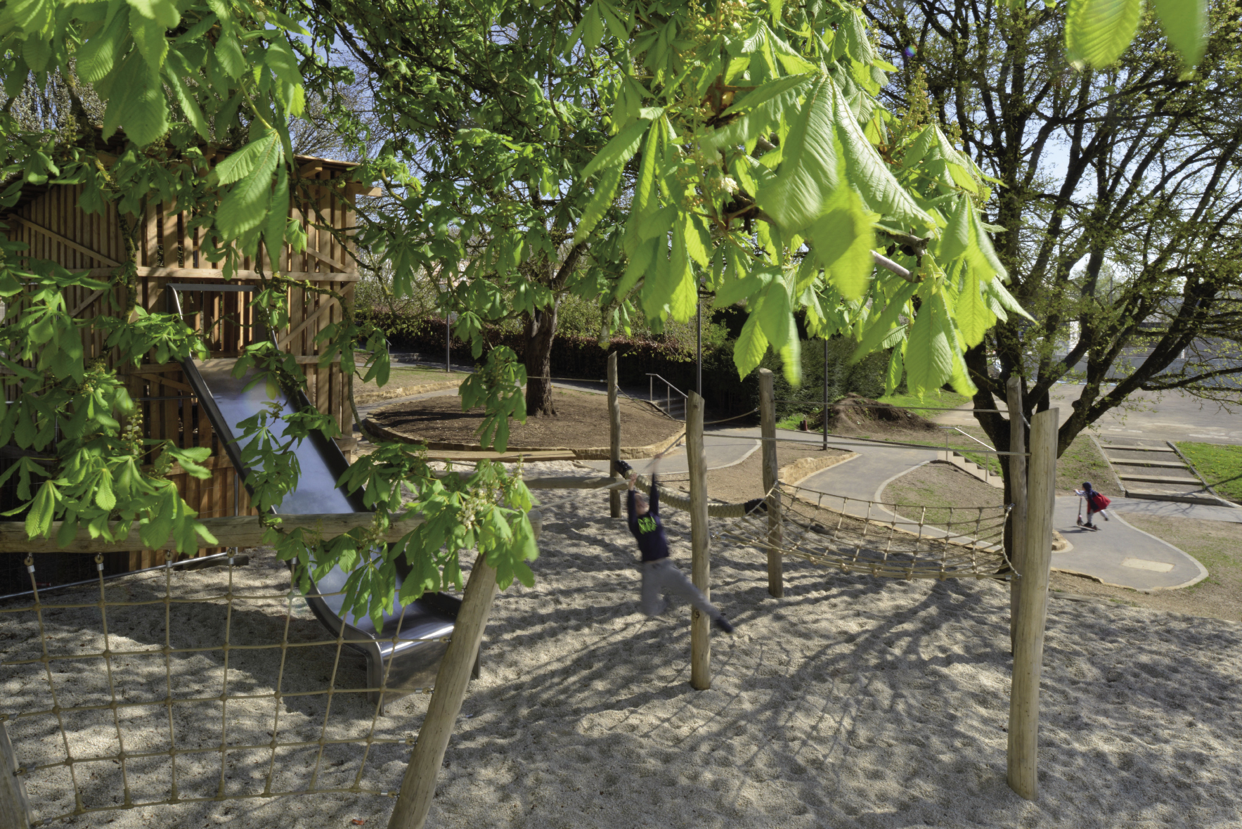 Differdange Aménagements extérieurs de la cour d’une école préscolaire à budget limité, mise en valeur et conservation de l’existant en parallèle avec la création d’un cheminement PMR et de nouveaux espaces de jeux ATELIER DU SUD S.A. Architecture et urbanisme