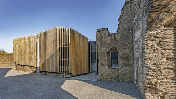Réaménagement et construction d’une annexe au Château de Bourscheid / maison de Stolzembourg: vues extérieures, intérieures (Bar collaboration: Sus Design Sàrl, Photo: Brice Meiner) BECKER ARCHITECTURE & URBANISME S.à R.L.