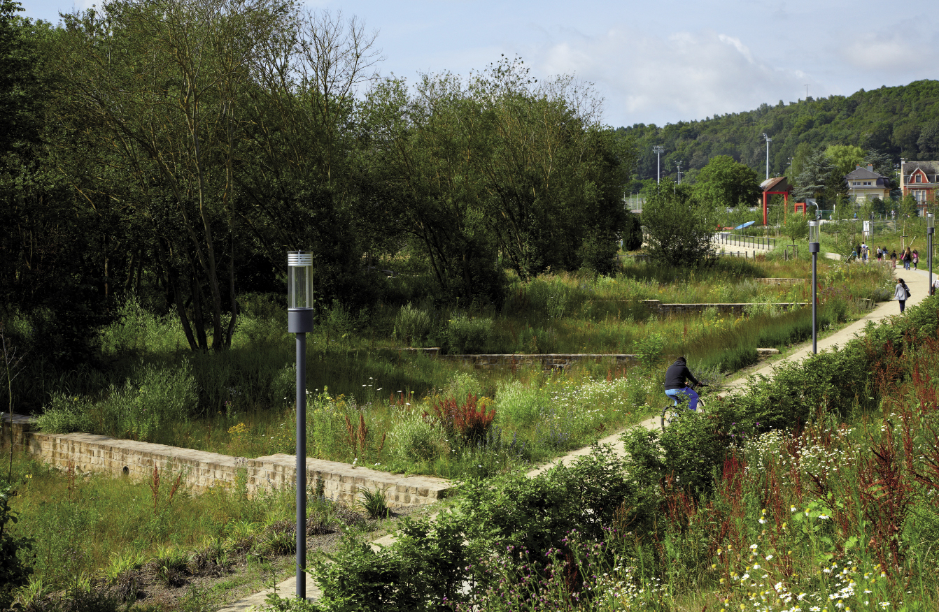 Plateau Funiculaire à Differdange: Renaturation de la Chiers et aménagement d’un parc public MO: Ville de Differdange Paysagiste: Förder Demmer Landschaftsarchitekten GmbH © Christof Weber SCHROEDER & ASSOCIES S.A.