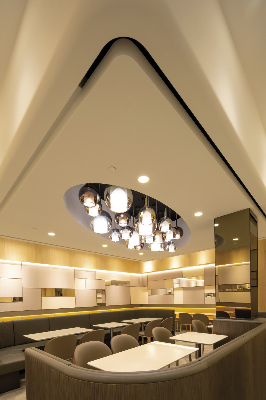 Oberweis. Boutique-Traiteur-Pâtisserie- Chocolatier et Salon de thé. Centre commercial Auchan Kirchberg (LU) ©Luzi ©Boshua LUZI S.à R.L. ARCHITECTURE D’INTéRIEUR