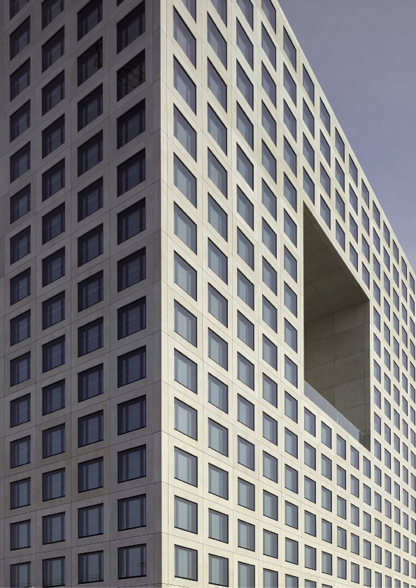 Bâtiment administratif Cloche d‘Or: Le bâtiment administratif s’inscrit dans un nouveau quartier à forte mixité urbaine qui se développe au sud de la ville de Luxembourg. Il s’élève à l’angle des deux futurs boulevards. Il se compose de plusieurs volumes : une tour à deux noyaux de 17 étages, un édifice au plan identique de 6 étages et un hall d’entrée d‘une hauteur de 4 étages qui lie les deux bâtiments. Ces trois volumes reposent sur un socle commun qui reprend les 3 m de dénivelé du terrain. Le bâtiment tour se distingue par une grande „fenêtre urbaine“ qui sert de terrasse pour divers évènements. Maître d’ouvrage : Grossfeld PAP, Luxembourg Photo : Christof Weber Photographie PAUL BRETZ ARCHITECTES S.à R.L.