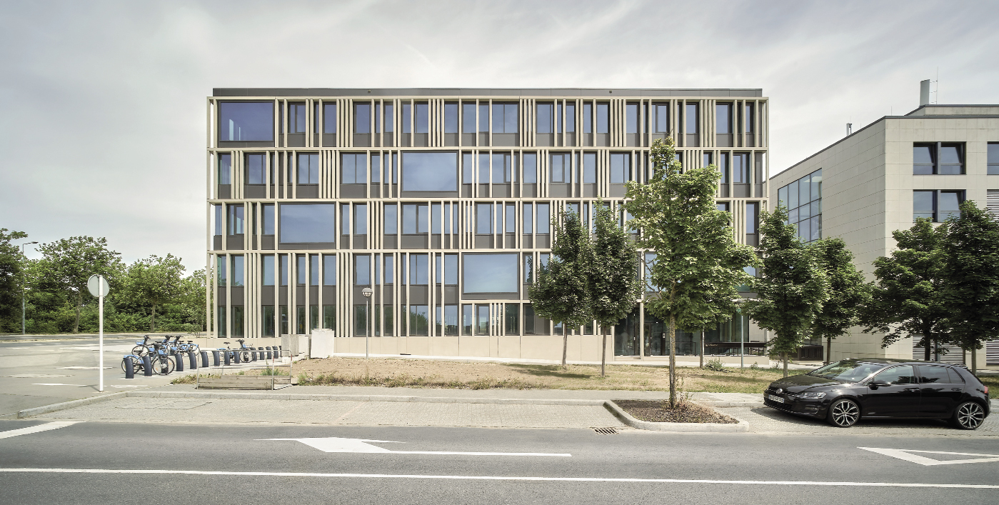 Immeuble de bureaux à Luxembourg-Kirchberg Lauréat du concours d’architecture initié en 2015 par le Fonds Kirchberg Réalisation en association avec Jim Clemes associates Maître d’ouvrage: D’Altra kaell architecte 1