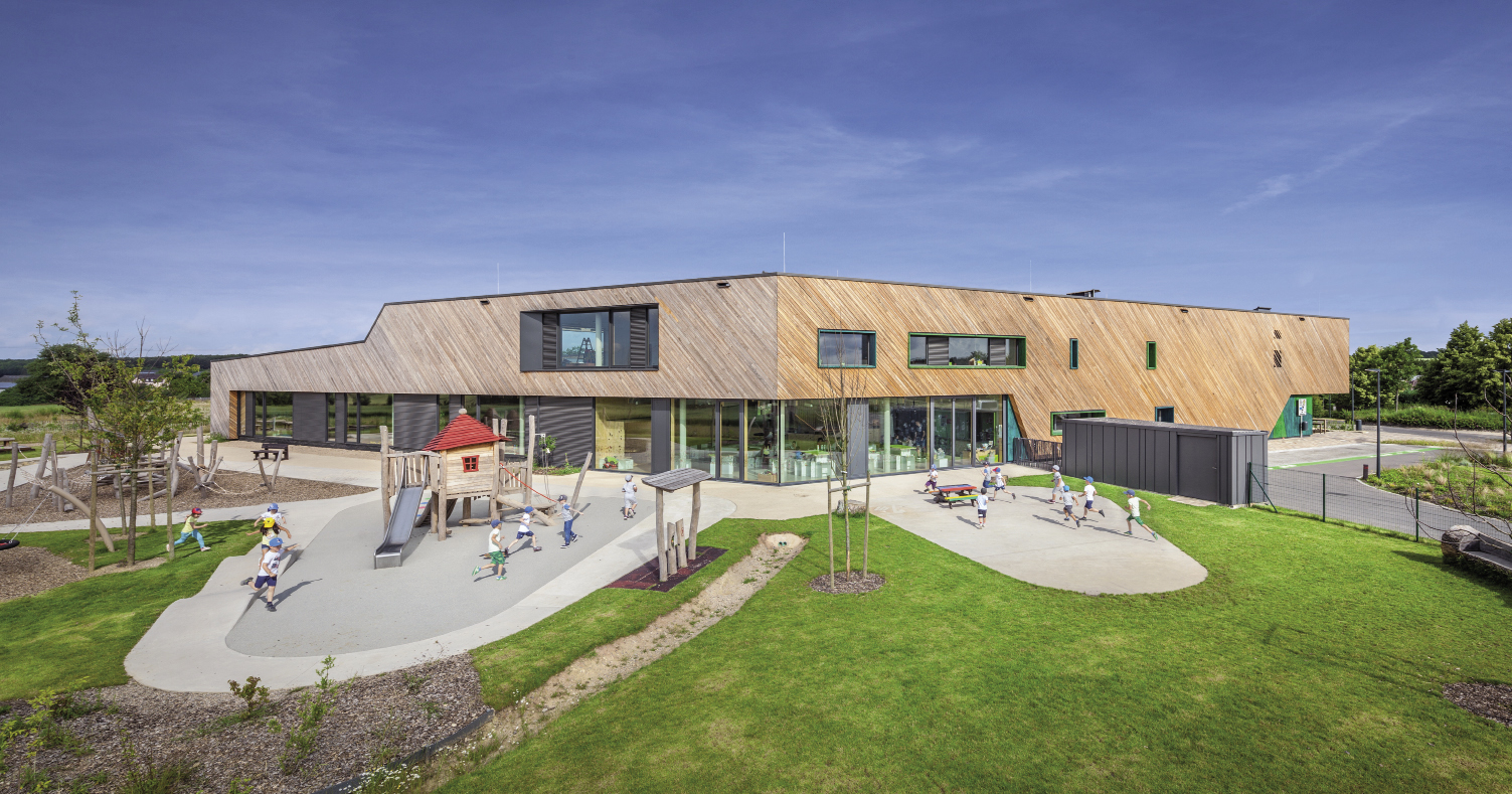 BEI DE KUEBEN – LA MAISON RELAIS ANGELSBERG Maître d’ouvrage : l’Administration communale de Fischbach «Grand prix construction durable» et «Energie & Climats Tempérés» au niveau national Mention dans la catégorie «Grand prix construction durable» à la conférence mondiale sur le climat au niveau international à KATOWICE COEBA S.à R.L.